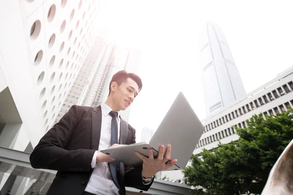 Homem de negócios usar computador no honkong — Fotografia de Stock