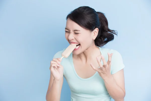 Ženy mají citlivé zuby — Stock fotografie