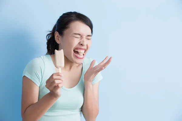 Mulher tem dentes sensíveis — Fotografia de Stock