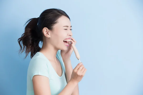 Mulher tem dentes sensíveis — Fotografia de Stock