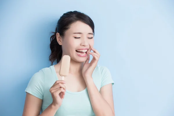 Ženy mají citlivé zuby — Stock fotografie