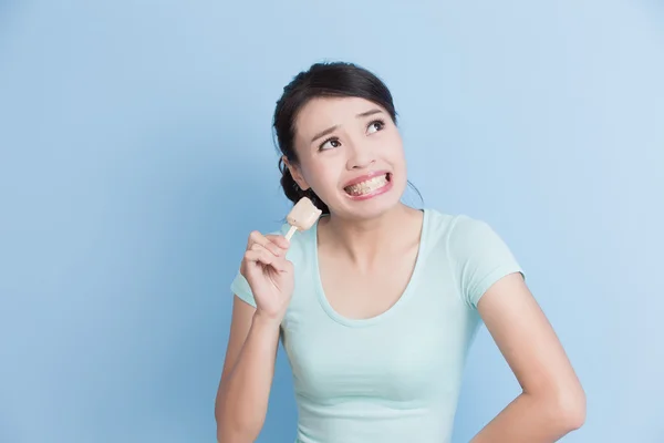 女性が敏感な歯を持っています。 — ストック写真