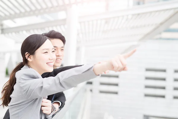 Businesspeople show something in office — Stock Photo, Image