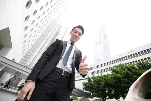 Uomo d'affari sorriso e pollice in su — Foto Stock