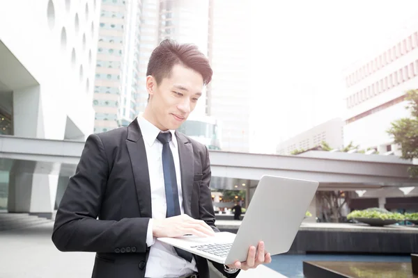 Homem de negócios usar computador no honkong — Fotografia de Stock