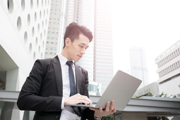 Homem de negócios usar computador no honkong — Fotografia de Stock