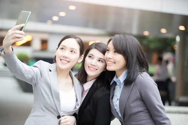 Geschäftsfrau macht Selfie und lächelt glücklich — Stockfoto