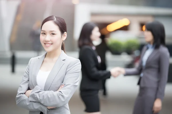 Geschäftsfrau lächelt Sie glücklich an — Stockfoto