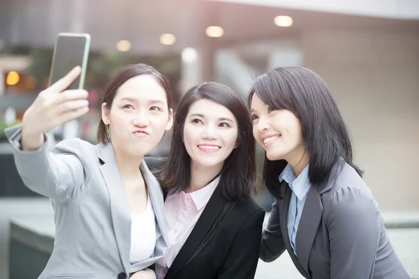 Zakenvrouw selfie en glimlach gelukkig — Stockfoto