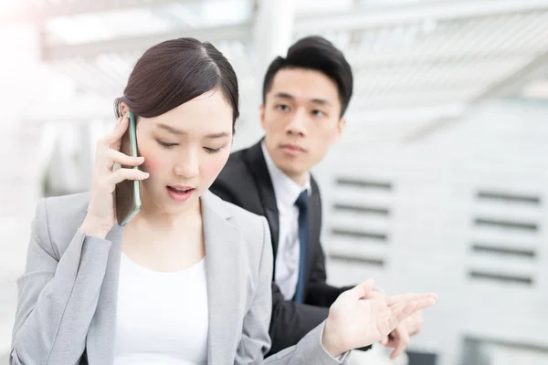 Femme d'affaires parlant au téléphone — Photo