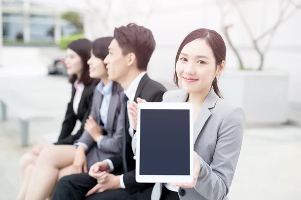 Businesspeople showing  tablet — Stock Photo, Image