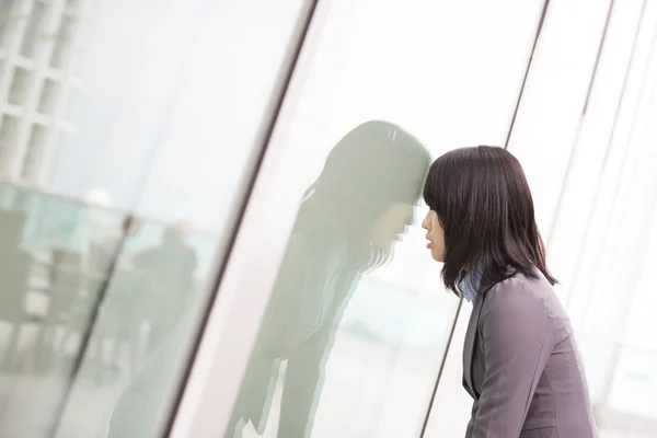 Mujer de negocios está cansada en la oficina —  Fotos de Stock