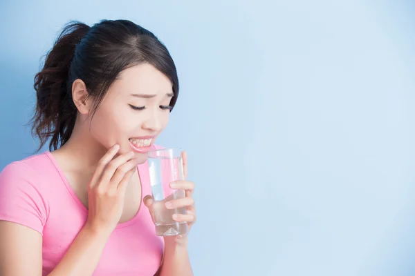 Kadın içme suyu ile hassas dişler — Stok fotoğraf