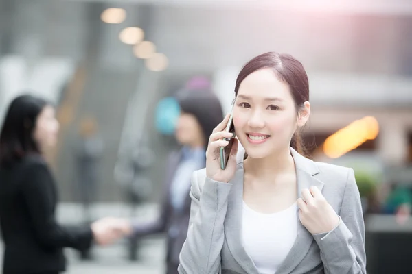 Mulher de negócios falando ao telefone — Fotografia de Stock