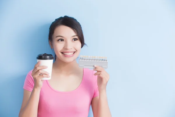 Vrouw bedrijf koffie — Stockfoto