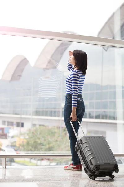 Mujer sonriendo en hong kong aeropuerto — Foto de Stock