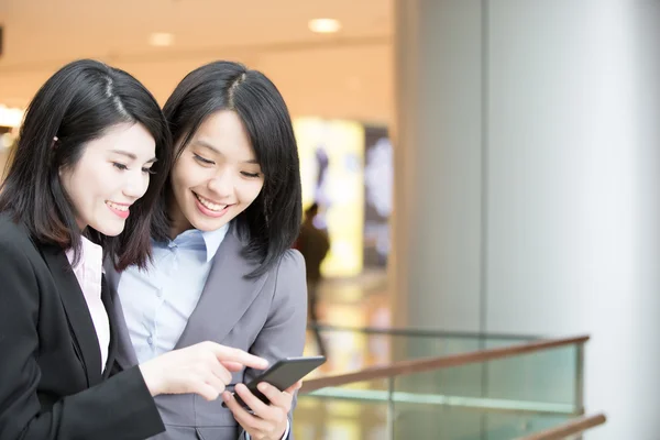 Deux femmes d'affaires utilisant le téléphone — Photo