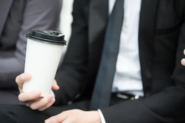 Empresario sosteniendo café — Foto de Stock