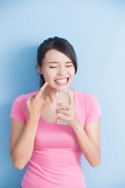 Mujer bebiendo agua con dientes sensibles —  Fotos de Stock