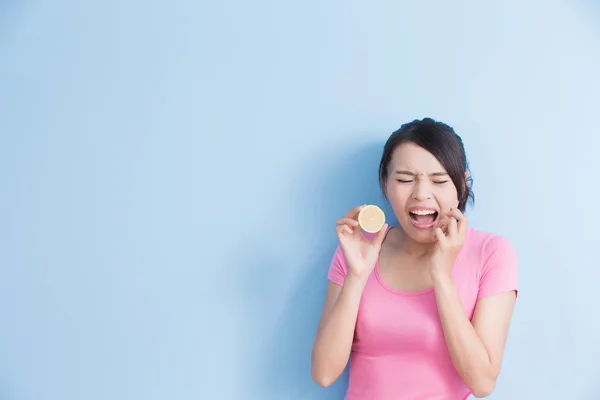 Mulher comendo limão — Fotografia de Stock