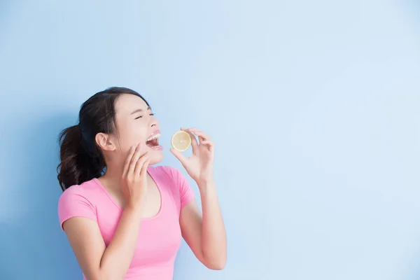 Woman eating lemon — Stock Photo, Image