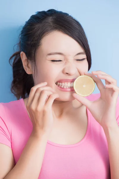 Mujer comiendo limón —  Fotos de Stock