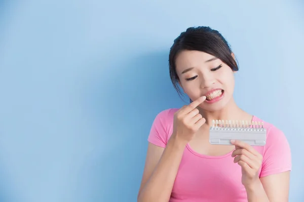 Mujer con muestra dental —  Fotos de Stock