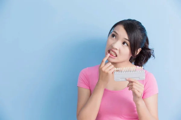 Wanita dengan sampel gigi — Stok Foto