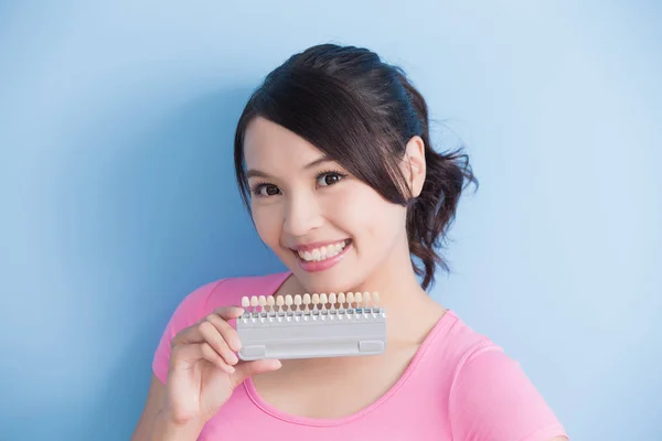 Mujer con muestra dental — Foto de Stock