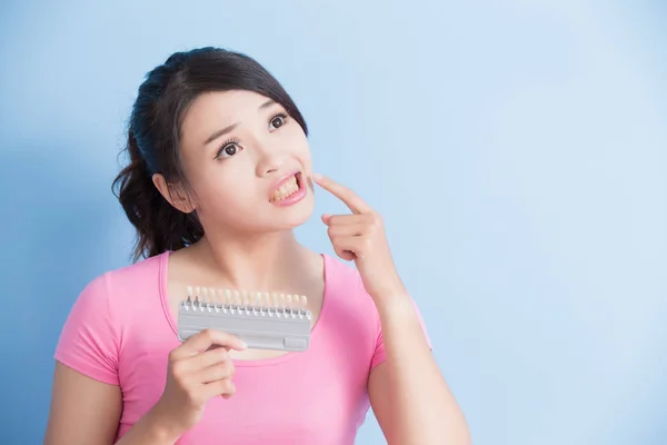 Mujer con muestra dental — Foto de Stock