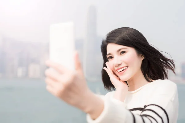 Mujer tomando selfie en Hong Kong — Foto de Stock