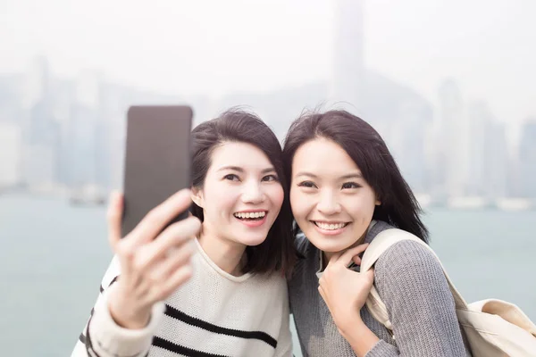 Duas mulheres a fazer selfie — Fotografia de Stock