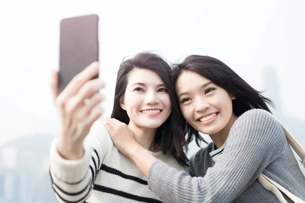 Två kvinnor att göra selfie — Stockfoto