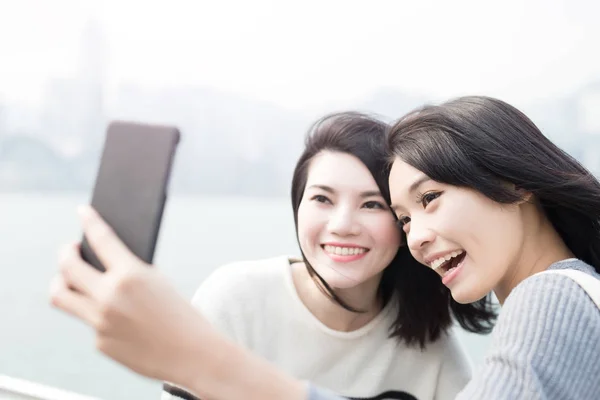 2 人の女性 selfie を作る — ストック写真