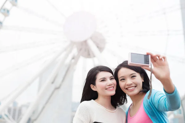 Två kvinnor att göra selfie — Stockfoto