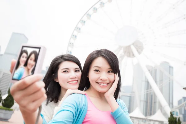 Zwei Frauen machen Selfie — Stockfoto