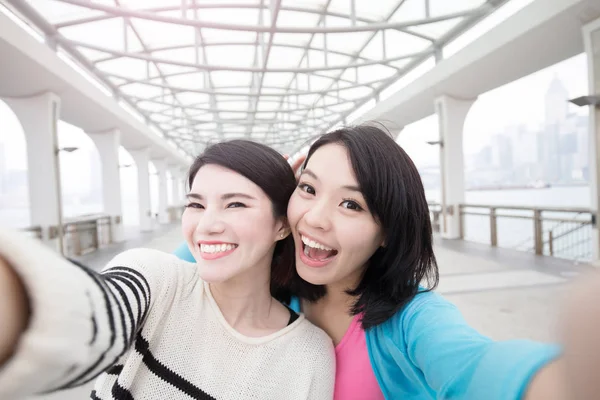Due donne che fanno selfie — Foto Stock