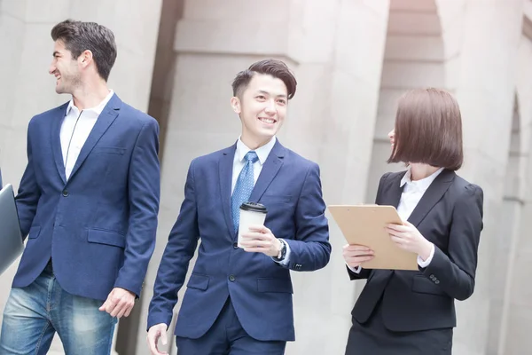 นักธุรกิจที่มีสมุดบันทึกและกาแฟเดิน — ภาพถ่ายสต็อก