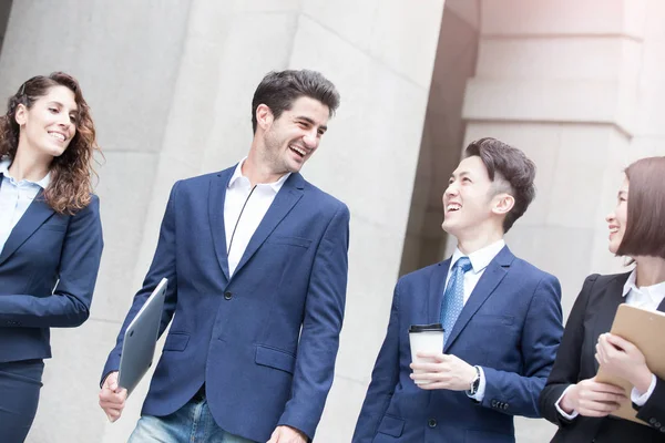 Uomini d'affari sorridenti a piedi — Foto Stock