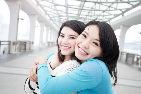 Due donne che si abbracciano — Foto Stock