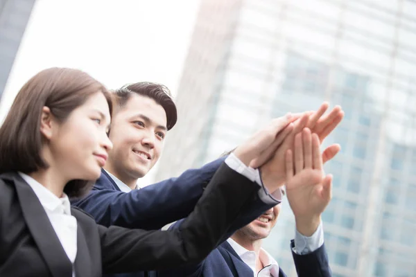 Empresarios dando cinco — Foto de Stock