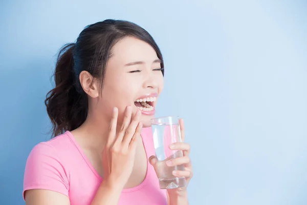 Mulher com dentes sensíveis — Fotografia de Stock