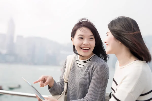 Mujeres con mapa mostrando algo — Foto de Stock