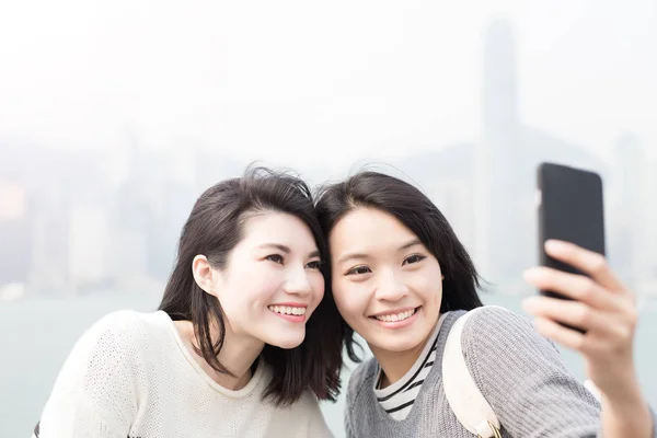 Kobiety przyjmujące Selfie — Zdjęcie stockowe