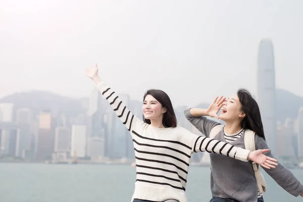 Deux belles femmes avec des gestes libres — Photo