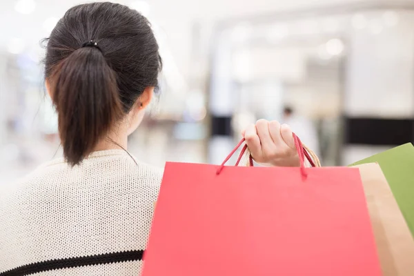 Feliz mujer de compras tomar bolsas — Foto de Stock