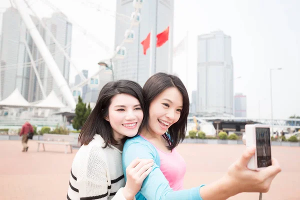 Mujeres tomando selfie —  Fotos de Stock