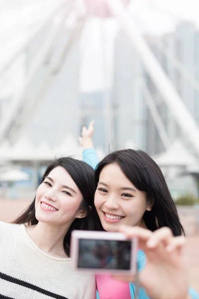 Selfie Çeken Kadınlar — Stok fotoğraf