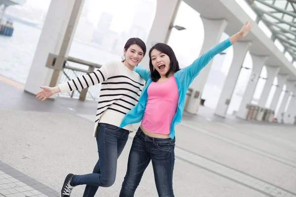 Dos hermosa mujer posando — Foto de Stock