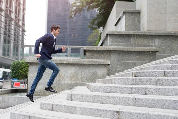 Joven empresario con prisa . — Foto de Stock